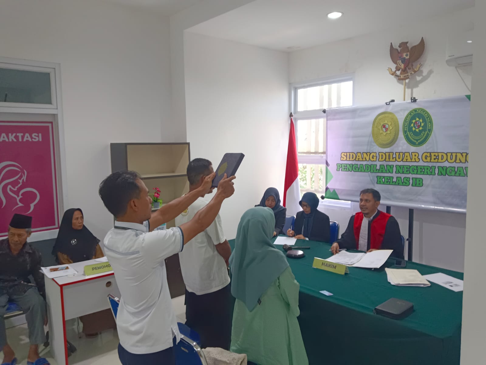 sidang di luar gedung 3