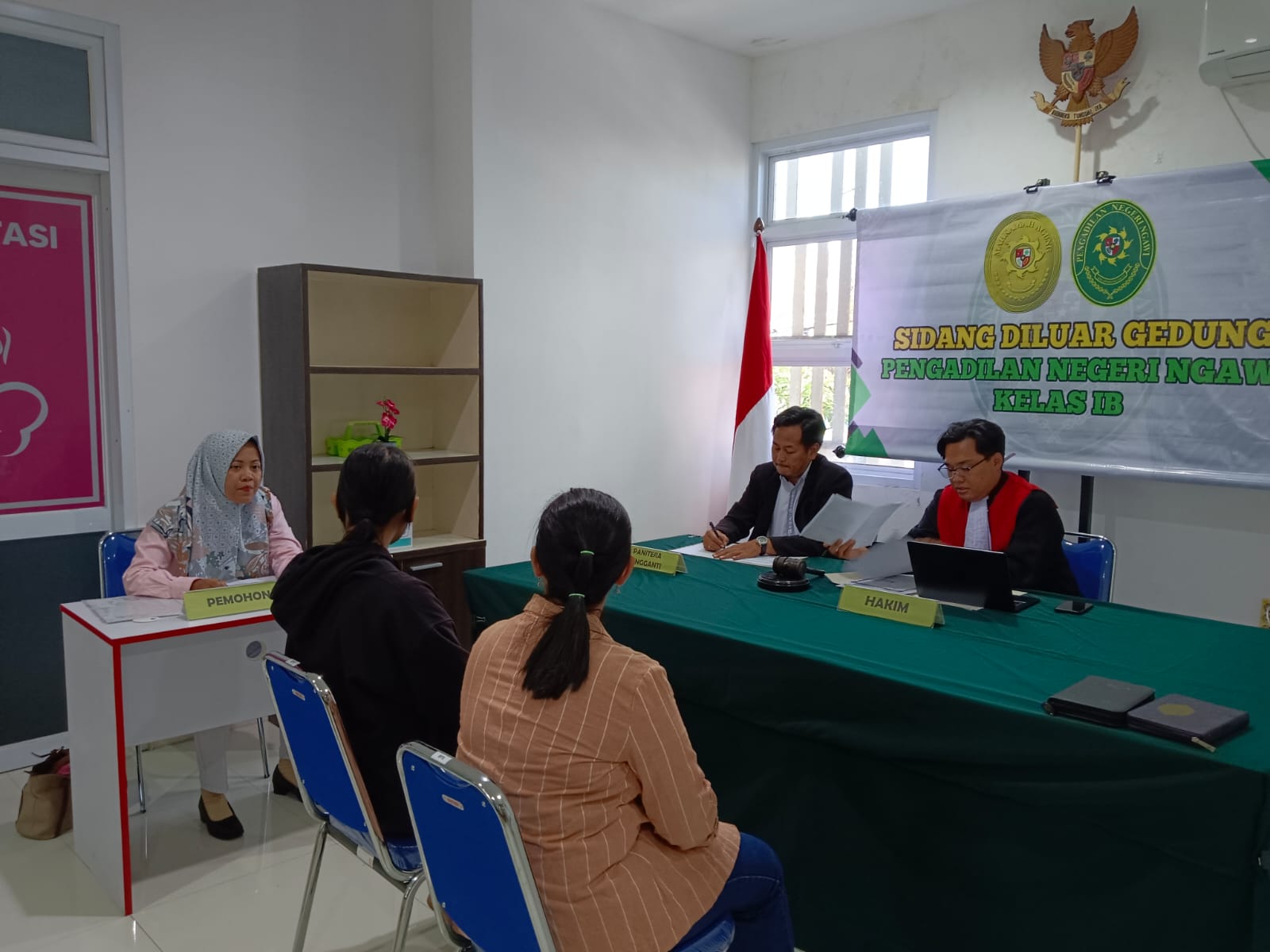 sidang di luar gedung 4